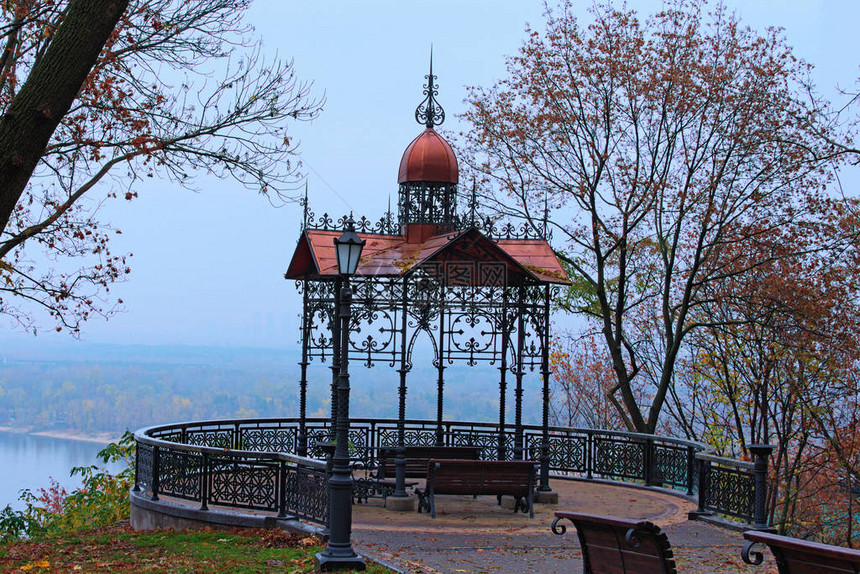 圣沃拉迪米尔山雾蒙的早晨它是著名的基辅的地标公园内优雅的凉亭是观赏第聂伯河及周边地区的好地方旅图片