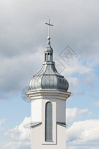 现代天主教堂圆顶和钟楼的景象图片