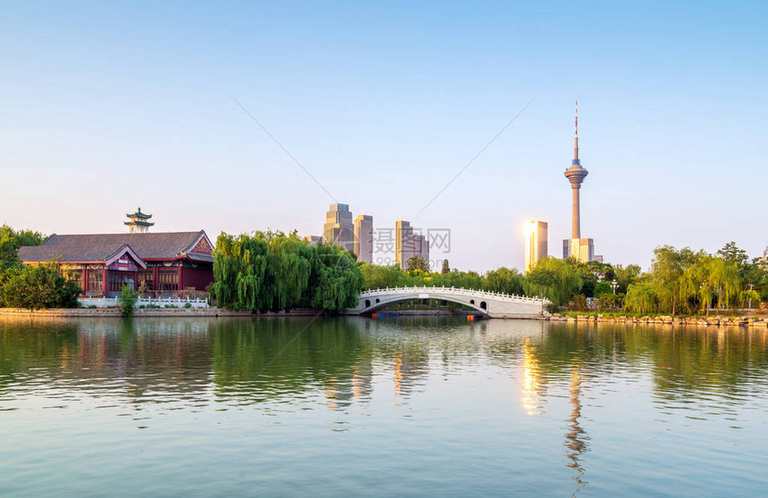 天津湖边的城市景观图片