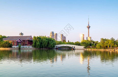 天津湖边的城市景观图片
