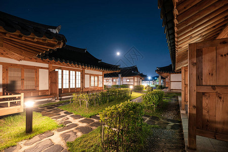Hanok村的蓝天月光下图片