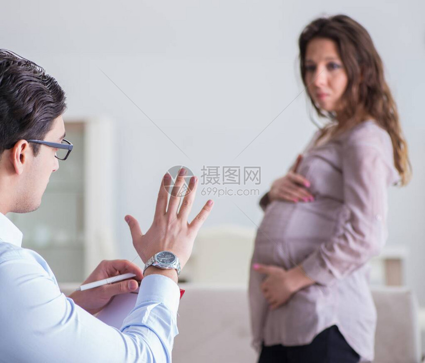 拜访心理学家医生的孕妇图片