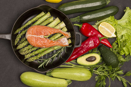 鲑鱼和蔬菜的阿梅茄3蛋白质健康食品健康图片