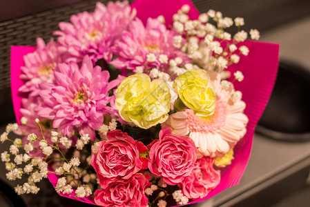 鲜花店束粉红色绿白百合玫瑰黑色郁金香花园鲜花婚礼情人节妇女节生日图片