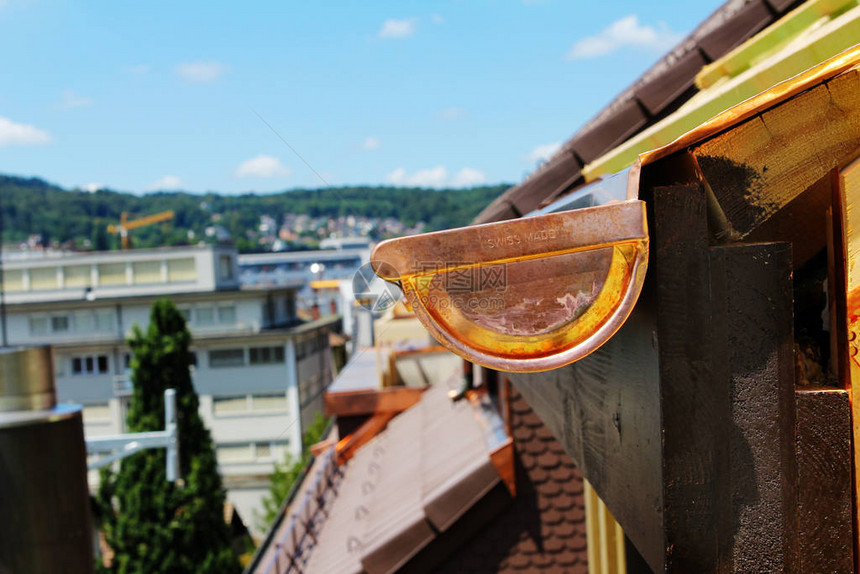 在Lucerne瑞士的一栋房子上做屋顶工图片
