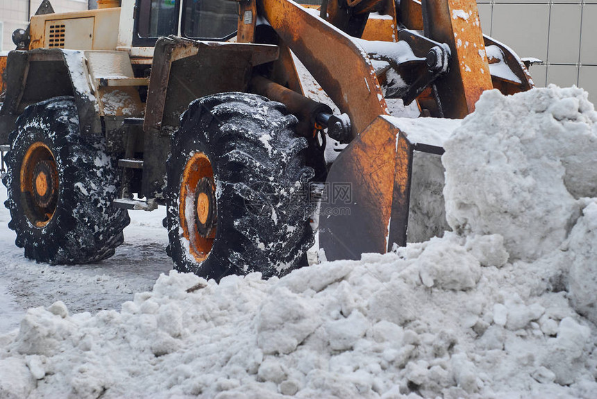 特写装载机铲斗清除雪堆图片