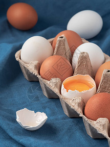cartom盒子里的鸡蛋鸡蛋在其他鸡蛋中碎了一半图片