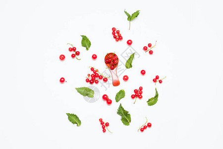 红草莓和绿色薄荷叶白色背景与白隔绝图片