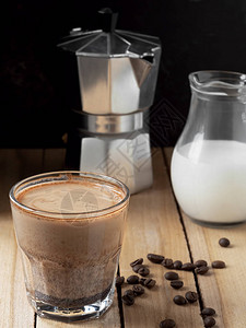 咖啡杯中含奶油和咖啡豆的咖啡图片