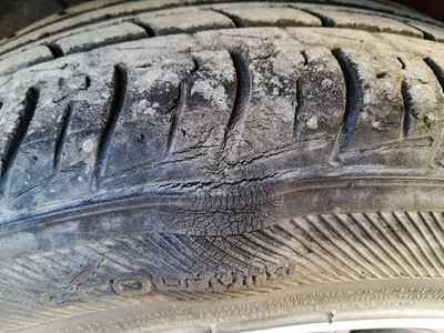 轮胎碰撞车轮损坏图片