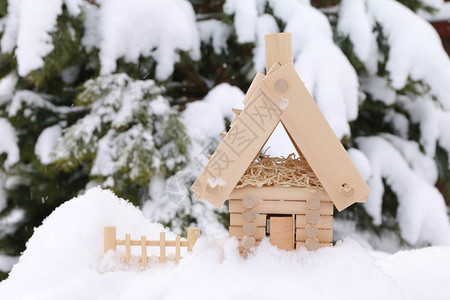 以冬季森林为背景的木屋模型冬季假期投资节能和图片