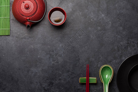 石桌上的日本茶叶和餐具亚洲食品概念顶视平背景图片