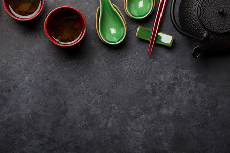 石桌上的日本茶叶和餐具亚洲食品概念顶视平图片