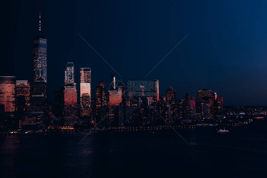 纽约市天际和下城曼哈顿夜里来自泽西市的令图片
