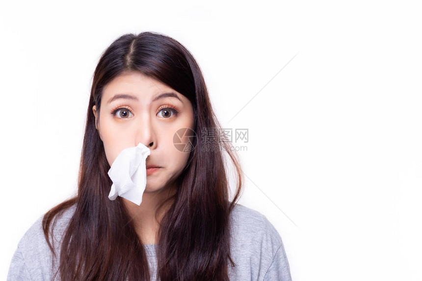 亚洲女人把纸巾放在鼻子里她有鼻塞或流鼻涕漂亮的女孩感冒或对天气过敏现在是或雨季图片