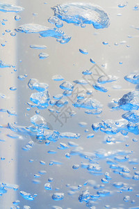蓝色的水与气泡和蓝色滴背景图片
