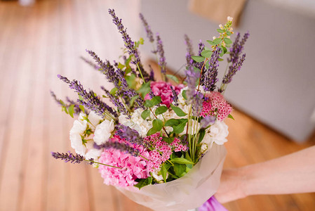 薰衣草和干花的束五颜六色的夏天束紫色薰衣草和粉红色的绣球花美图片