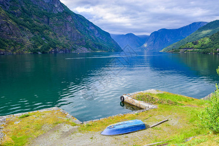 挪威的山脉和内雷峡湾景观图片