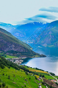 挪威艾于兰峡湾和山脉的壮丽景色图片