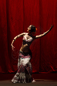 舞者与明亮东方服装舞蹈腹部舞蹈在图片