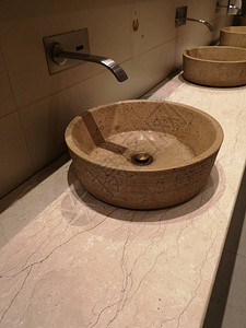 台面棕色大理石制成的洗手盆和自图片