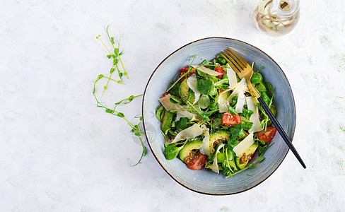 新鲜蔬菜的健康沙拉西红柿鳄梨玉米沙拉豌豆芽和碗里的奇亚籽图片