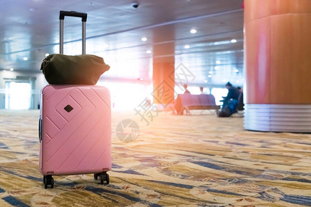 旅行李在登机区等候在机场旅行自图片