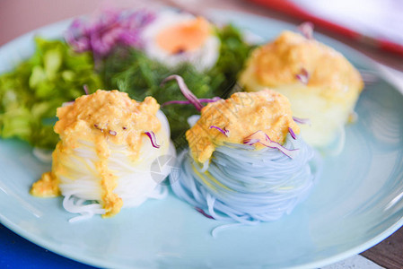 泰国美食味佳肴米粉彩色或泰式米粉面和鱼蟹咖喱汤酱图片