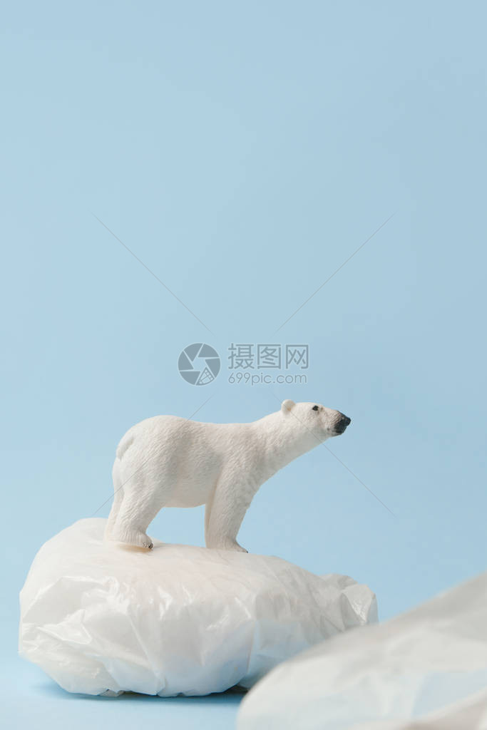 蓝色背景塑料袋上的白北极熊塑料污染和图片
