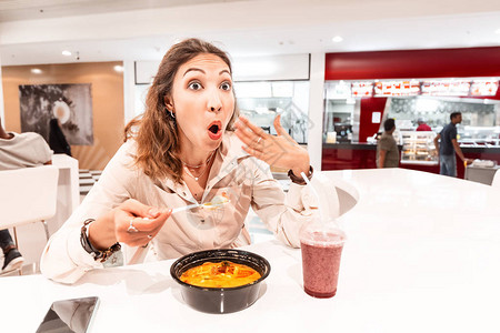 一位在亚洲快餐厅吃过热辣汤的女人图片