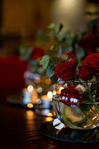 一束深红玫瑰花束站在玻璃图片