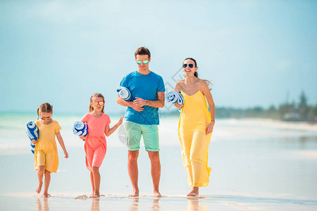 海滩度假的家庭图片