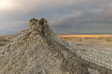 阿塞拜疆巴库附近的Gobustan泥火山谷的图片