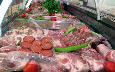 肉店的生肉和意大利腊肠图片