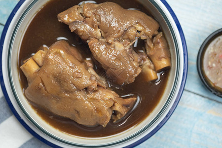 红烧猪腿或炖猪腿是大陆的经典猪肉菜肴图片