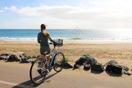 在加那利群岛PlayaHonda海滩游览大西洋的女骑图片