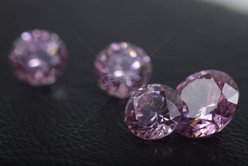 近距离拍摄的美丽多色晶圆形钻石珠首饰图片