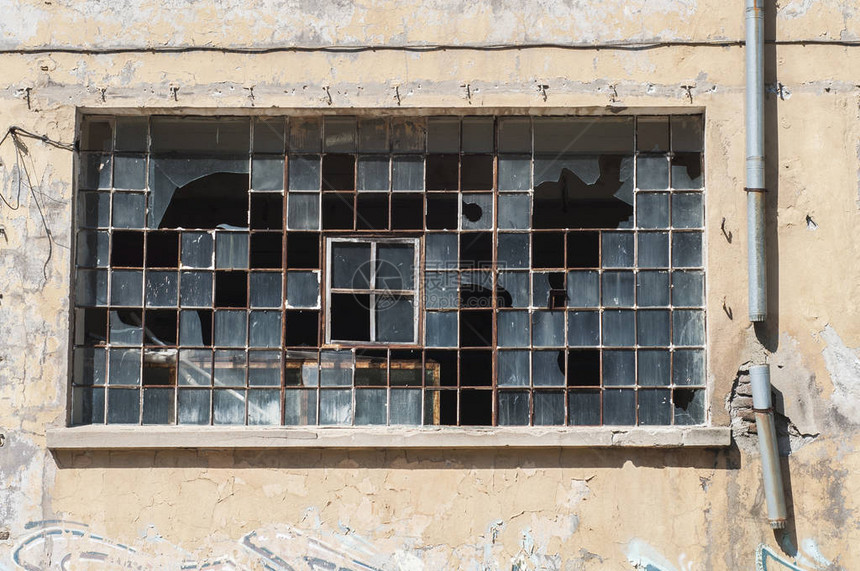 老旧的工业建筑立面窗户破损图片