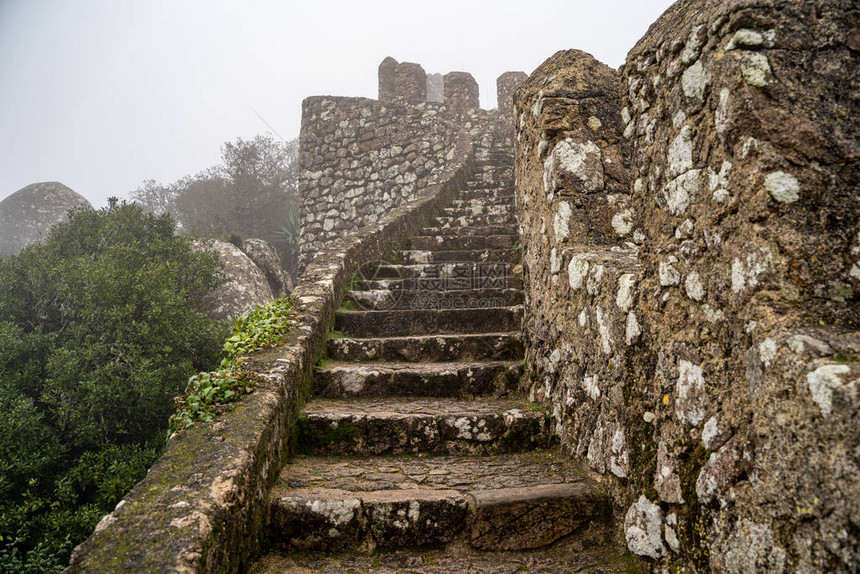 走向最高点的阶梯在摩拉什城堡图片