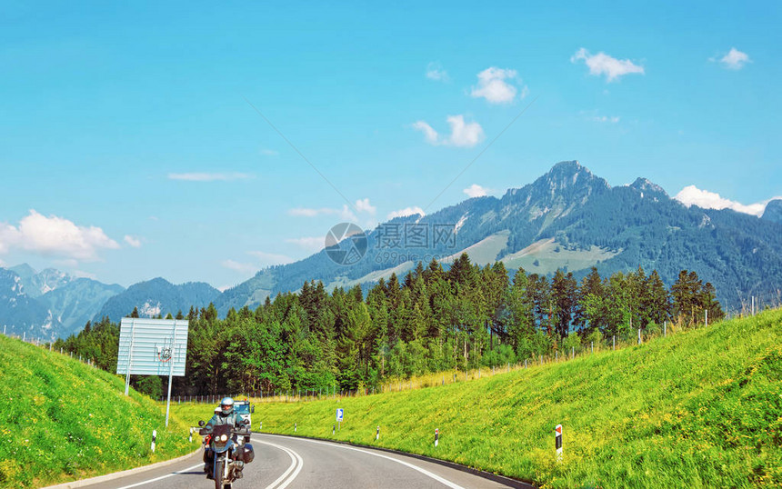 在瑞士弗里堡州Gruyere区Prealps山的Prealps山用摩托车公图片