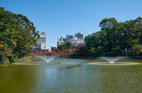 日本大阪天野二公园的喷泉和红桥环绕着川之背景图片