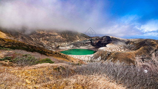 日本宫城的冈间火山口湖立面图片