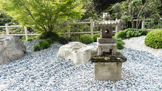 一幅风景如画的日式石头花园照片图片