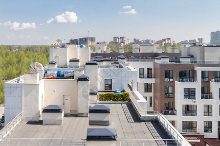 顶部现代公寓配有空调的平屋顶新住宅区待售低层建筑外墙城市图片