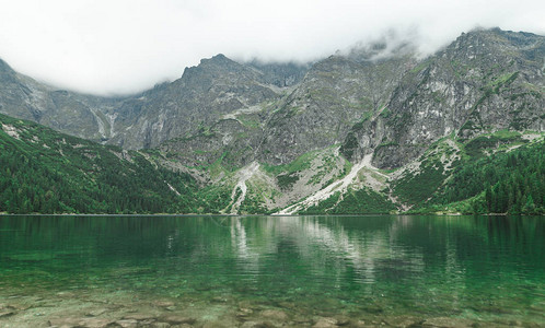 山中清澈的水虚幻湖景观海之波兰南部的塔特图片