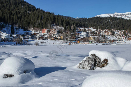 Laax滑雪度假胜地冬季山区图片