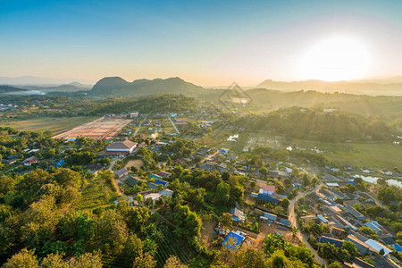 在山上看日出在小城镇的景色图片