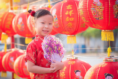 身着喜剧服的亚洲小女孩站在红边图片