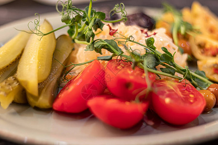 发酵的盐渍蔬菜和香草沙拉的配料黄瓜西红柿橄榄酸菜李子切片图片