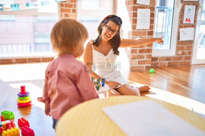 托德勒在幼儿园里到处看玩具图片